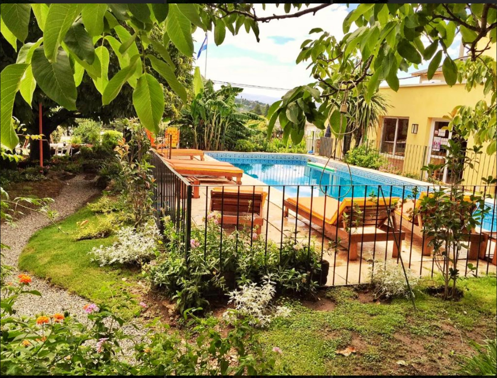 Pileta y jardín del complejo Descanso Las Tres Marías