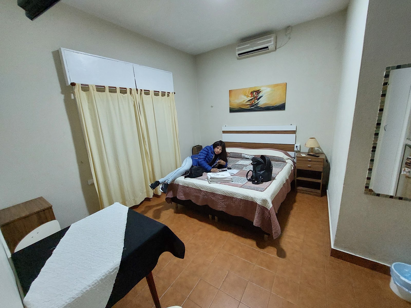 Departamento equipado con cama y aire acondicionado